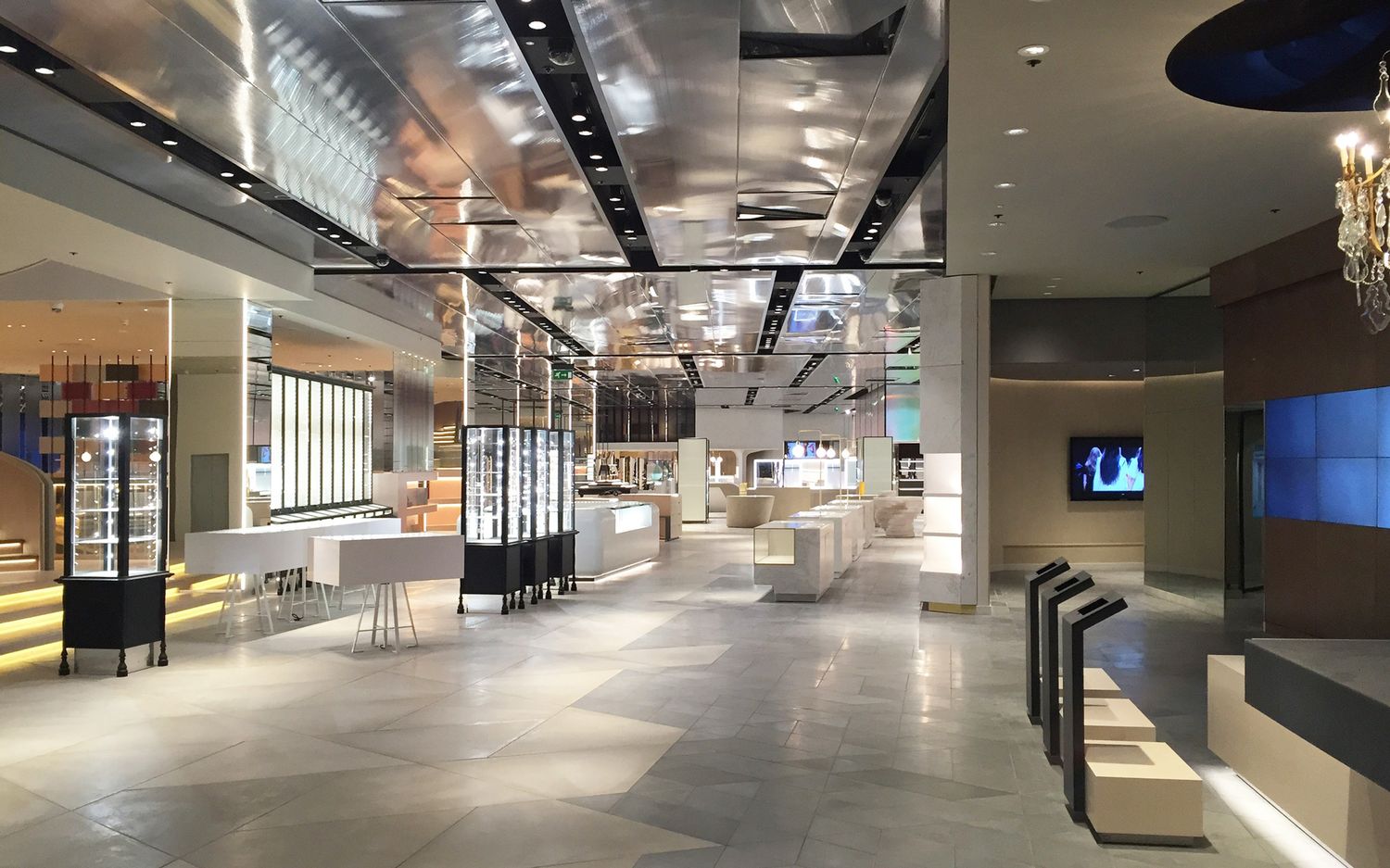 Harvey Nichols Birmingham, mirrored ceiling and open luxury hall