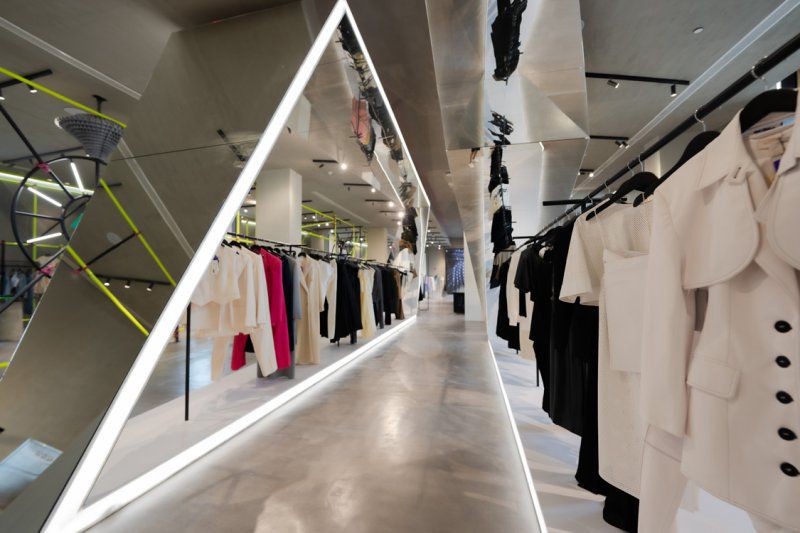 Mwaz Riyadh, illuminated mirror installation through womenswear